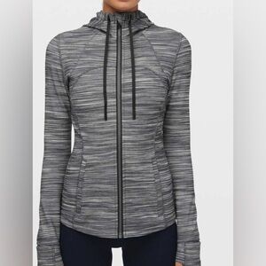 Lightweight fabric wicks sweat,Lycra® fibre -shape retention, Cinchable hood,